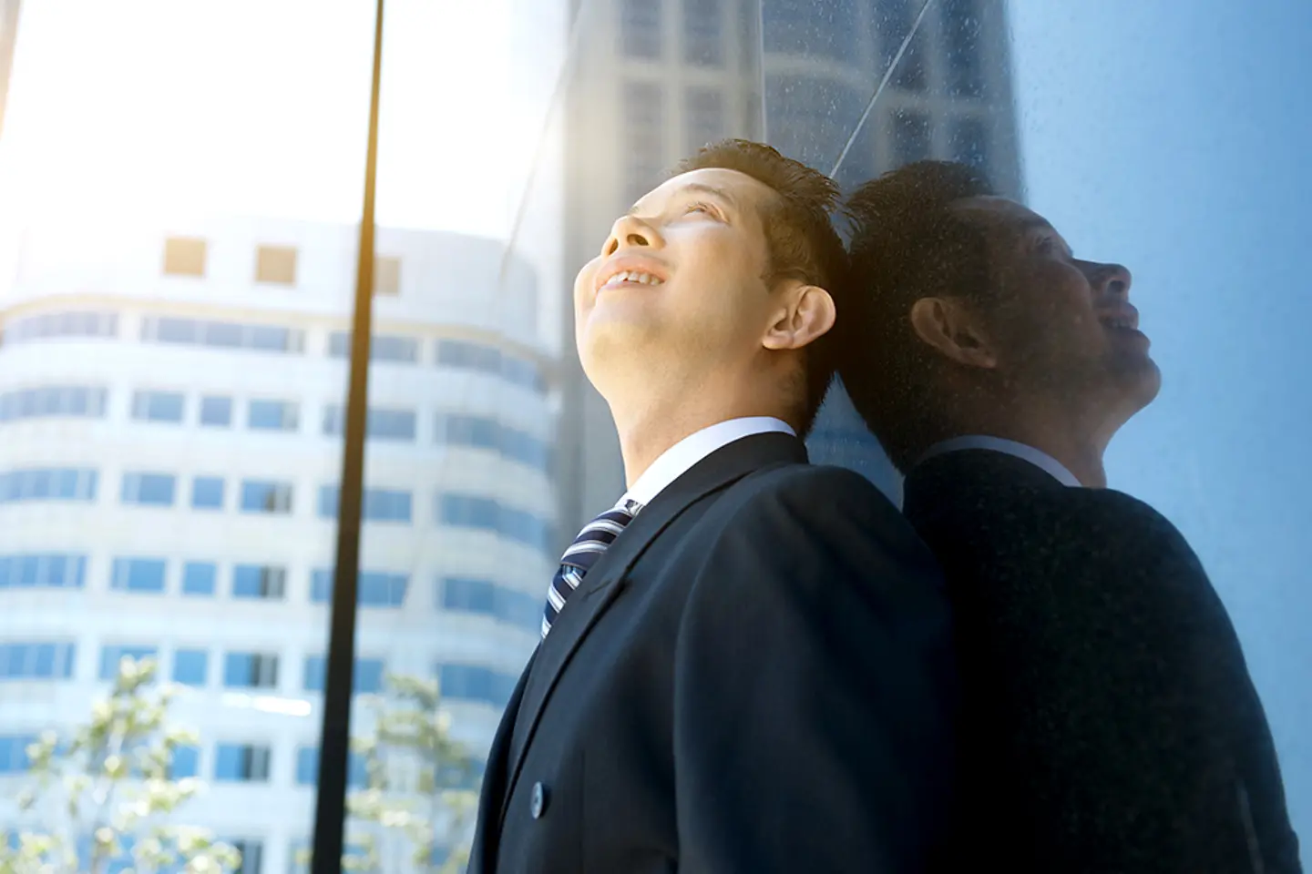 Un homme d’affaires sourit et lève les yeux