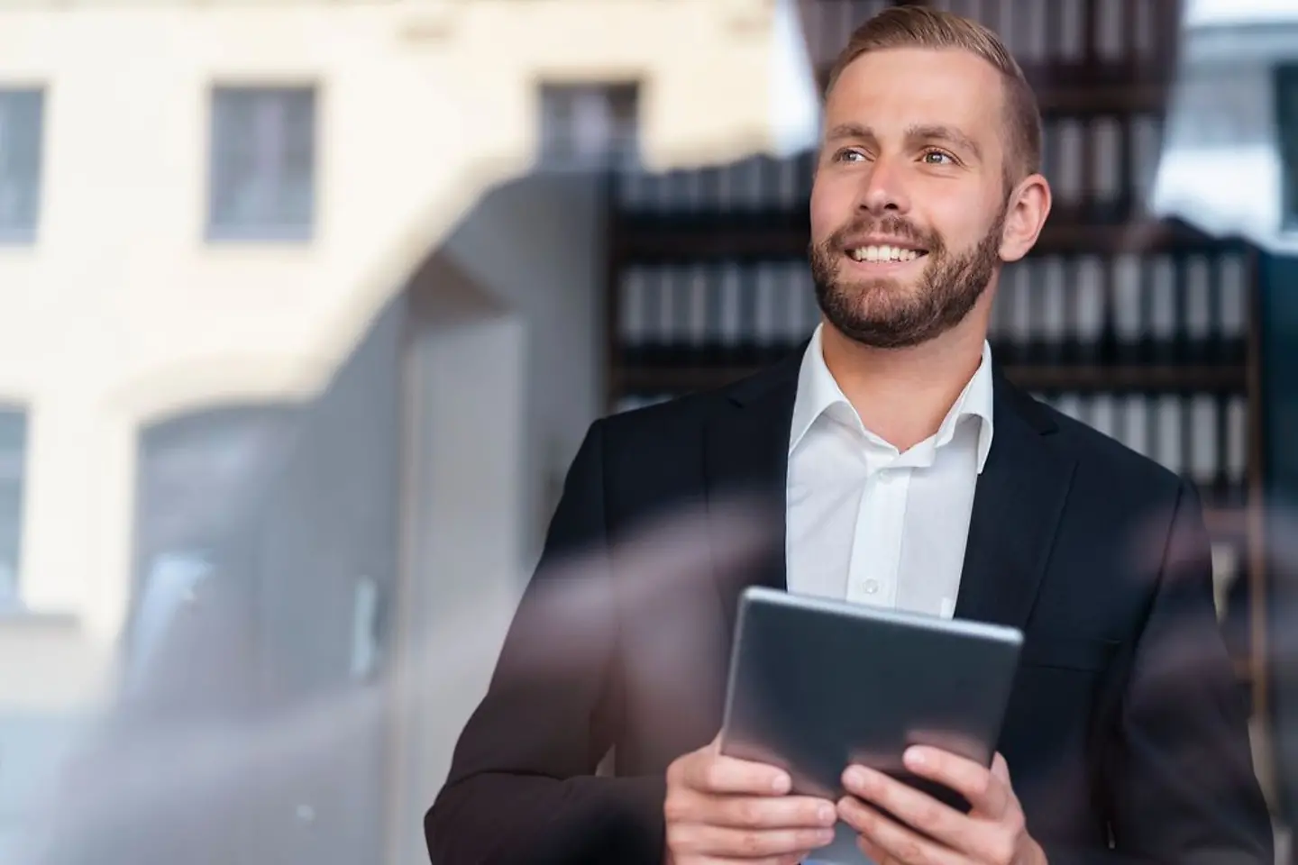Profesional que utiliza nubes SAP en una tableta