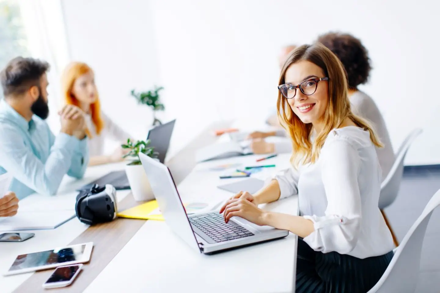 Lächelnde T-Systems Mitarbeiterin mit Laptop