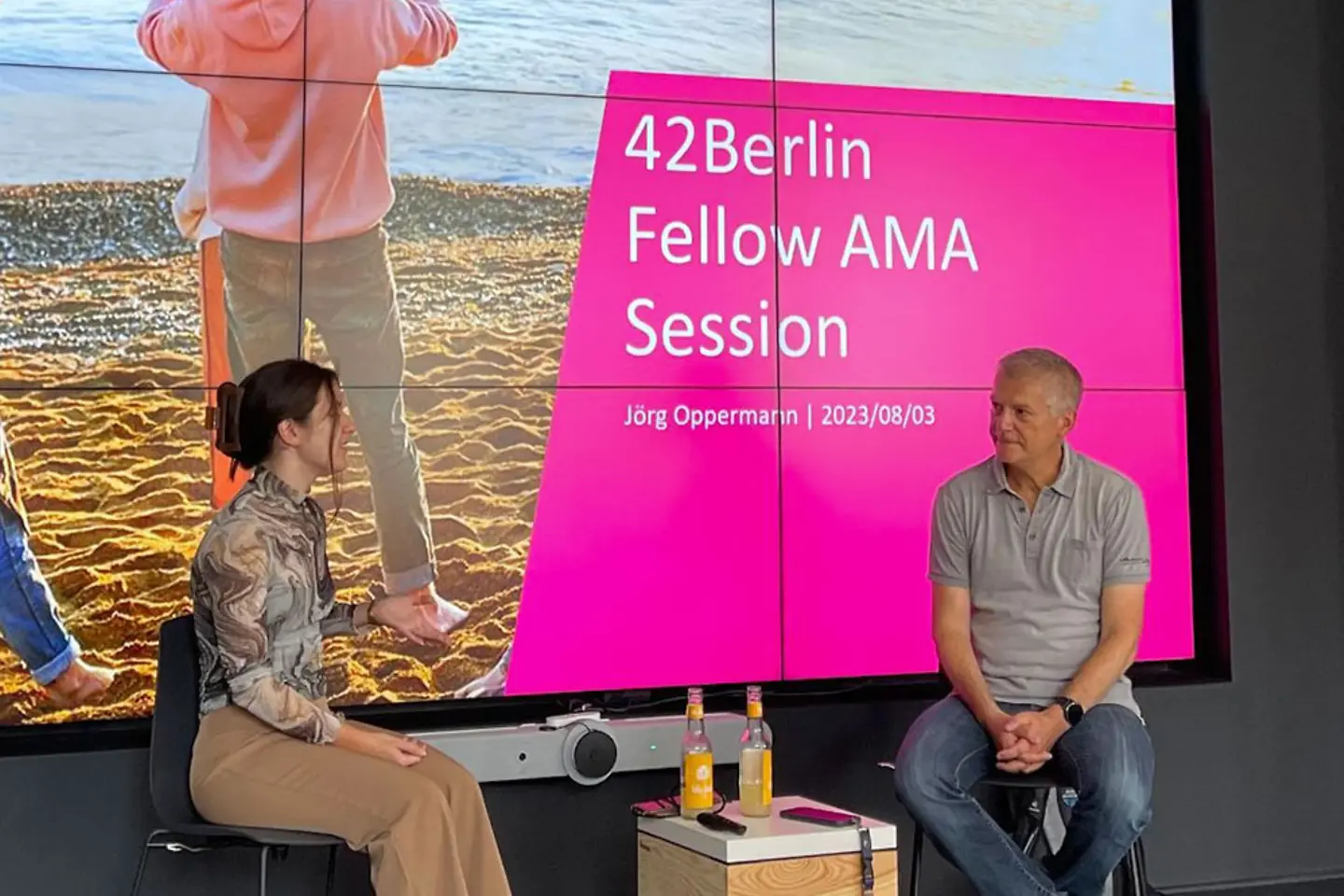 Eine Frau und ein Mann auf der Bühne