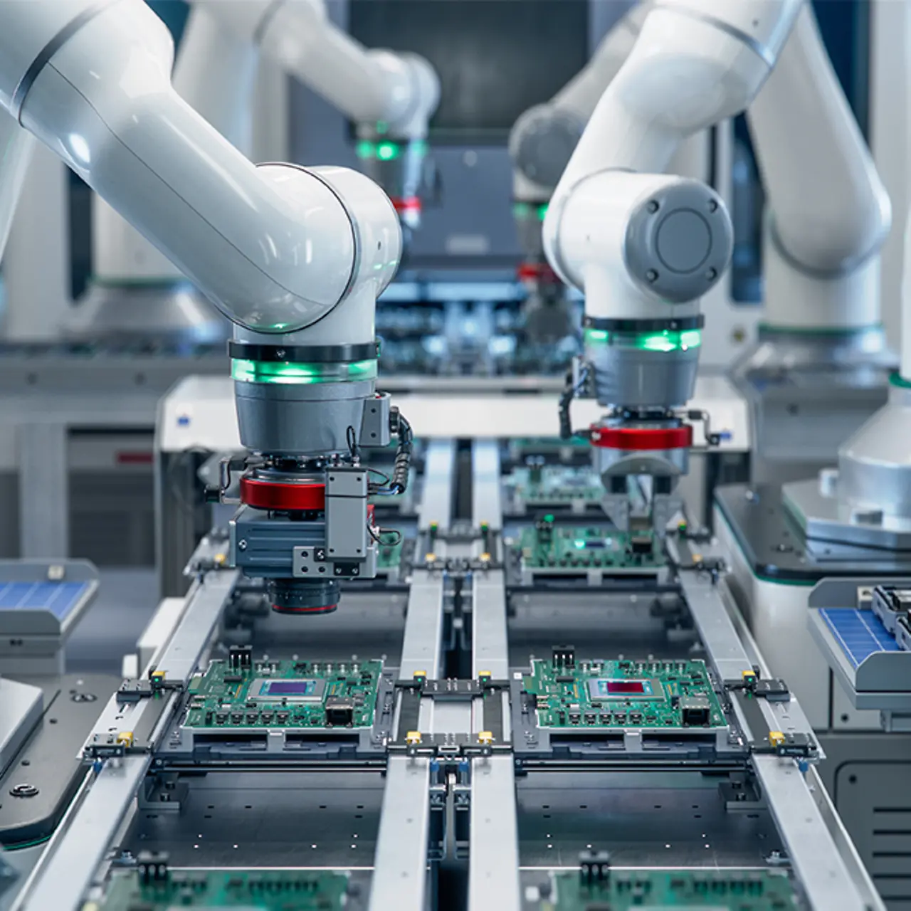 Roboterarme montieren Schaltkreise in einer modernen Elektronikfabrik
