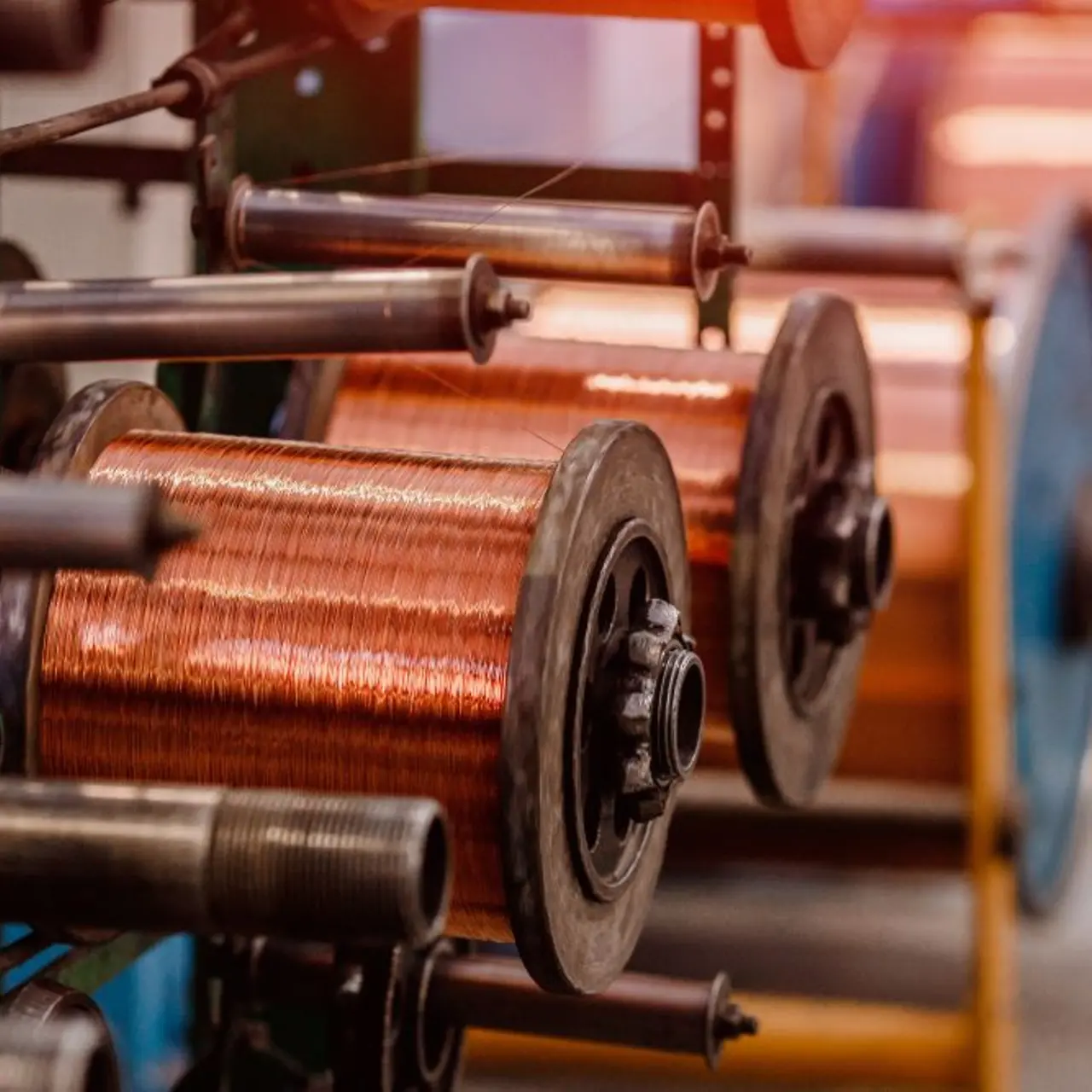 Produção de fios de cobre e cabos de bronze em uma fábrica