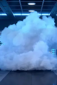 Eine Wolke zwischen Servern im Datacenter