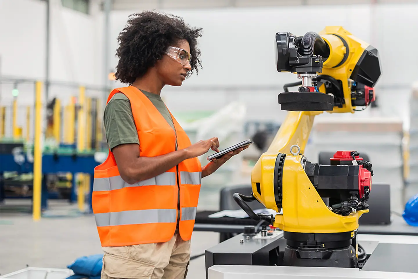 Ingeniero programando un robot de fabricación