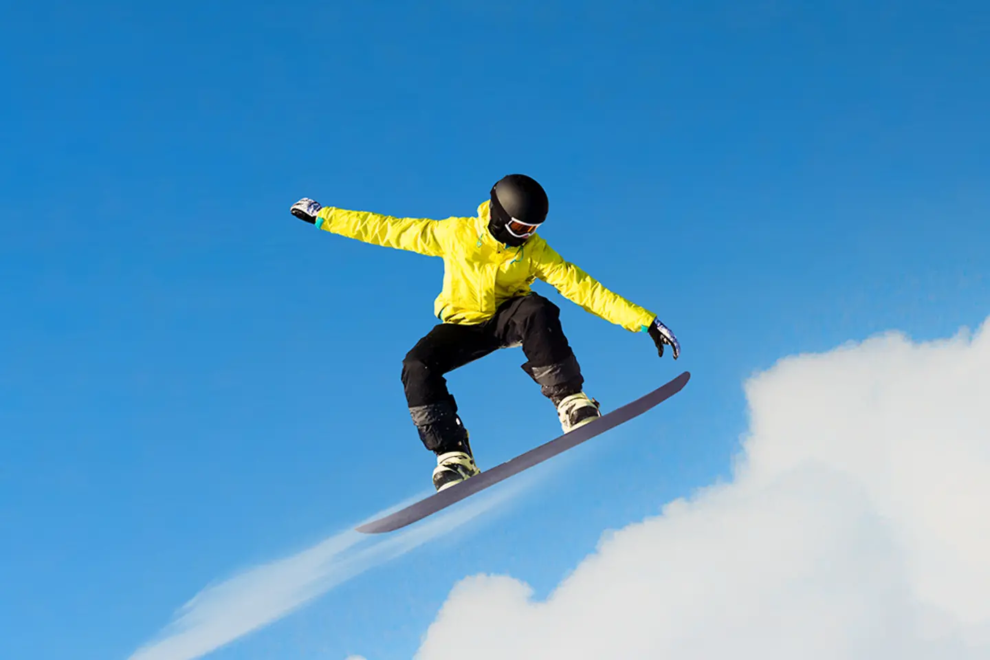 Snowboarders en train de sauter avec des nuages en arrière-plan