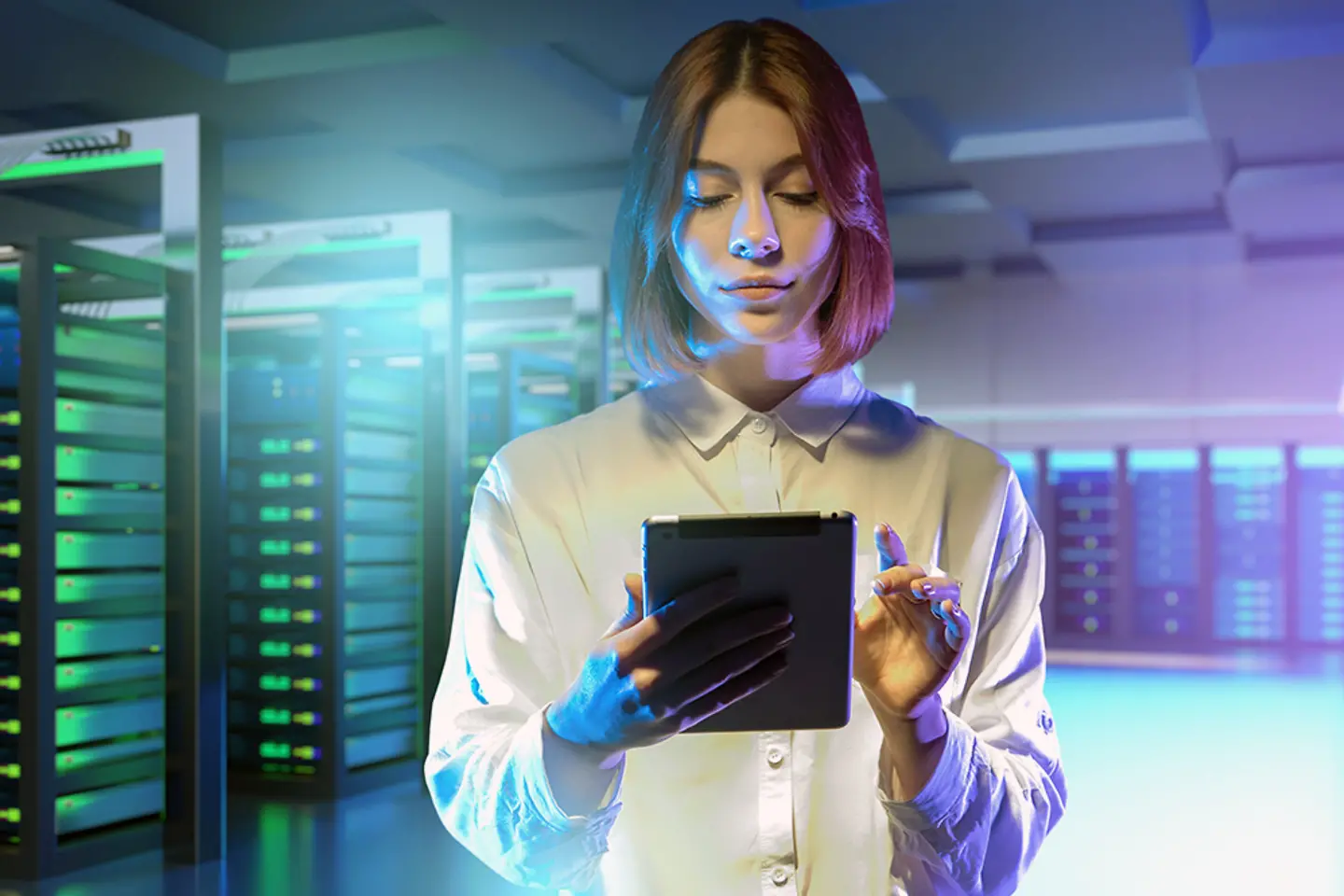 Un centre de données avec un ingénieur réseau qui le gère