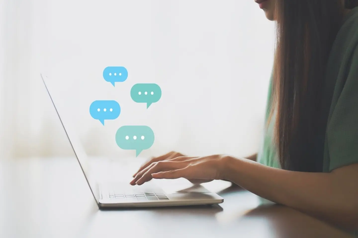 Une infirmière chatte sur son ordinateur portable