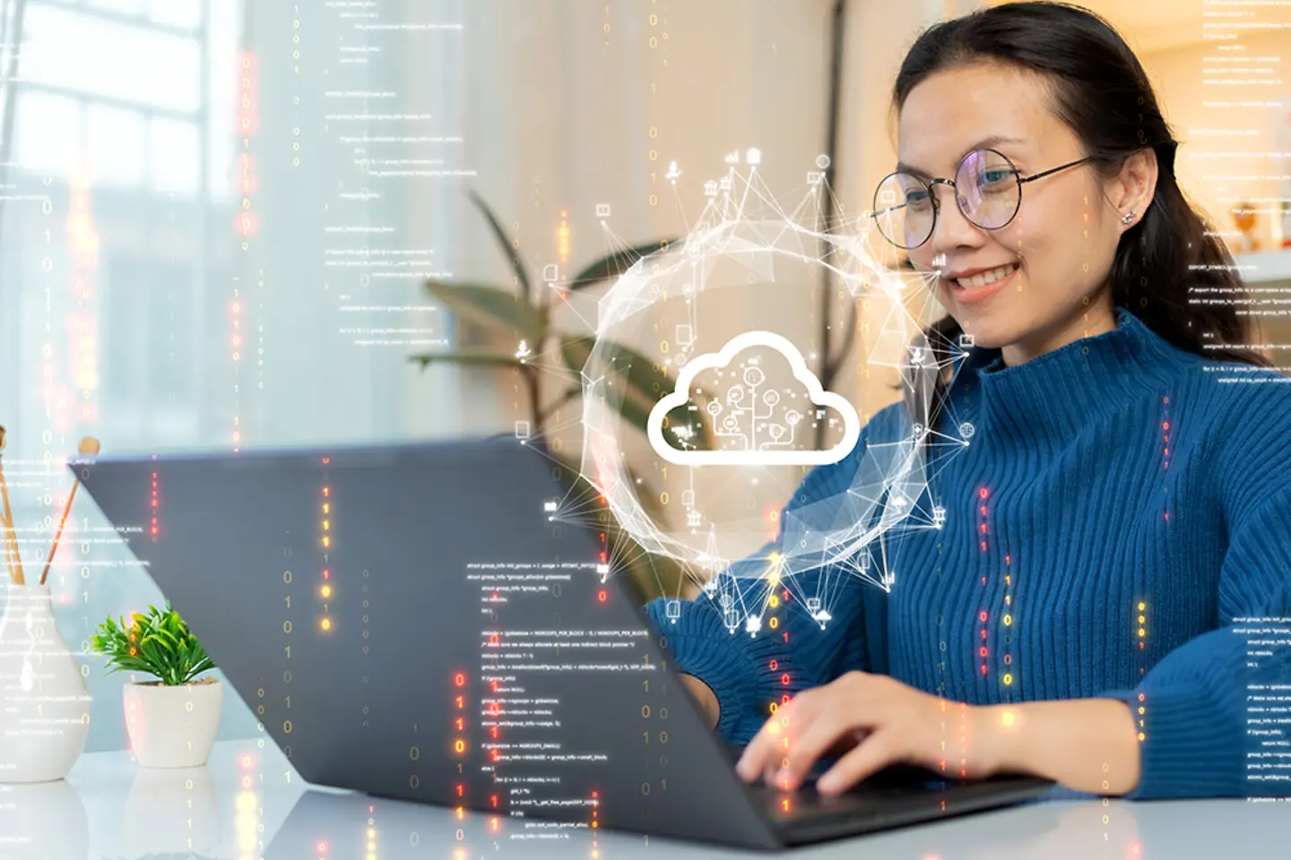 Une femme charge des données de son ordinateur portable vers le cloud.