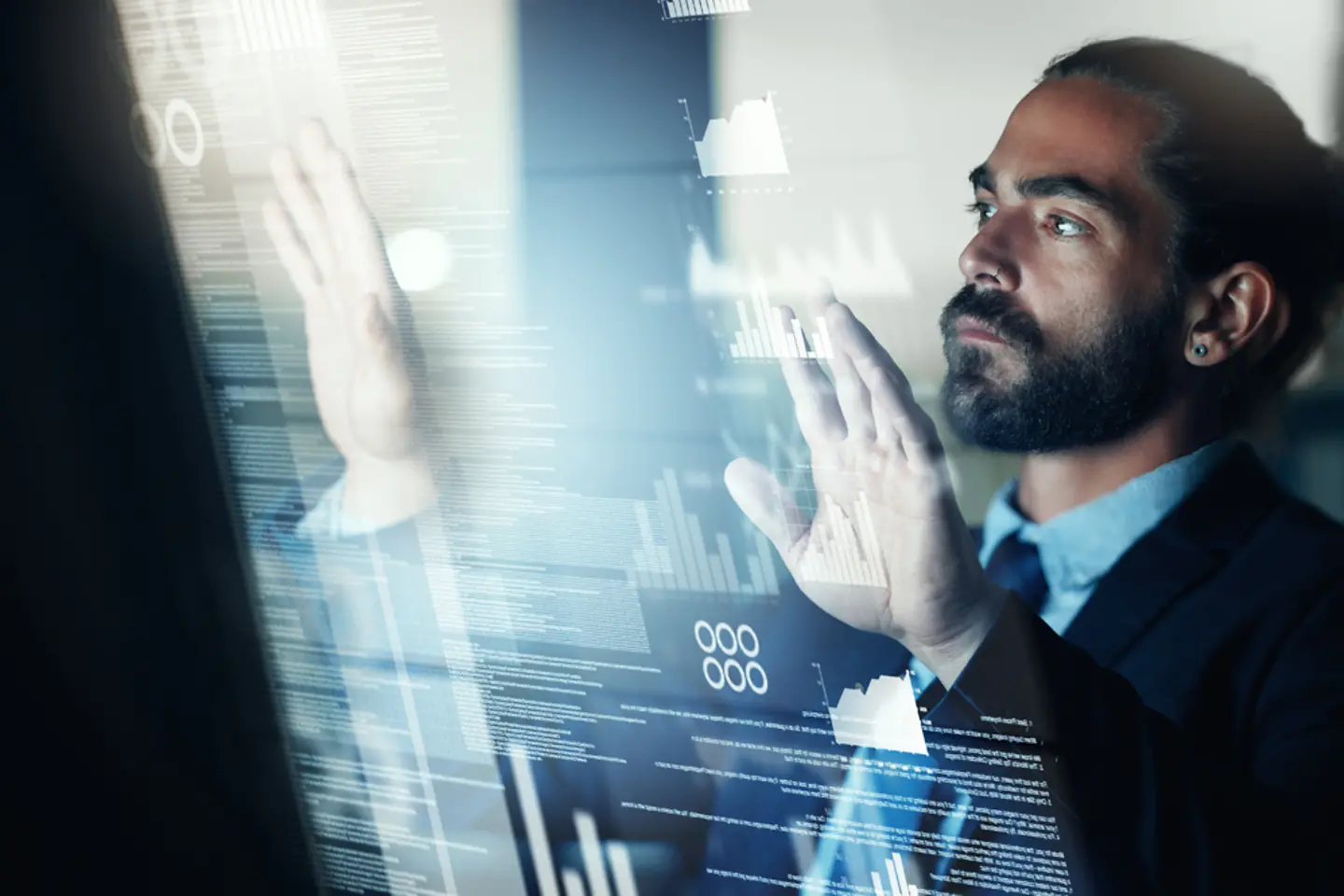 Een zakenman werkt aan futuristische technologie.