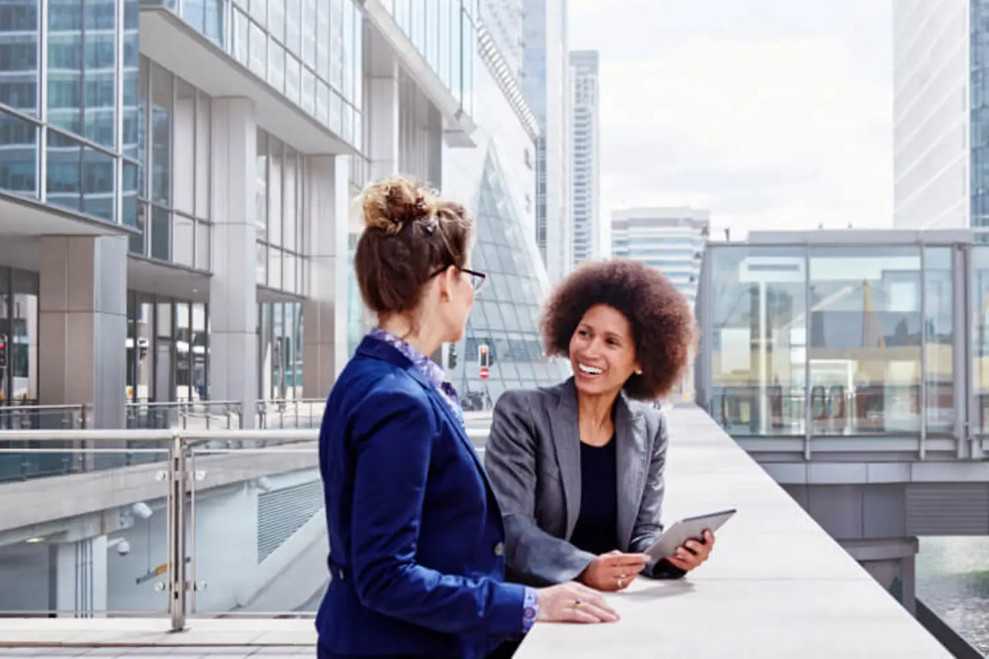 Investment-Bankerin berät Kundin