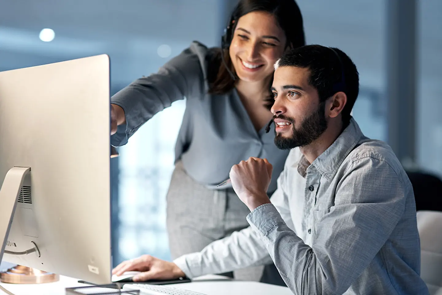 Callcenter: Manager und Telemarketing-Team am Computer bei einer Software-Schulung