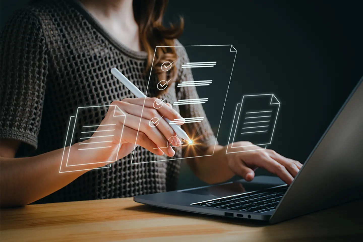 Mulher de negócios trabalhando em um laptop com ícones de um documento eletrônico na tela