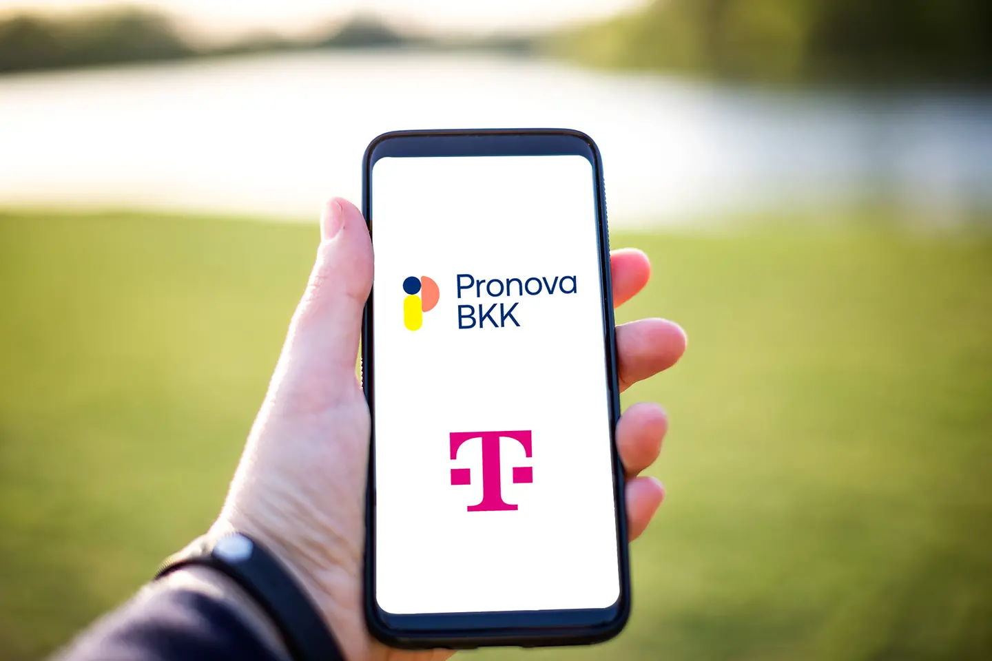 Handybildschirm zeigt PronovaBKK App