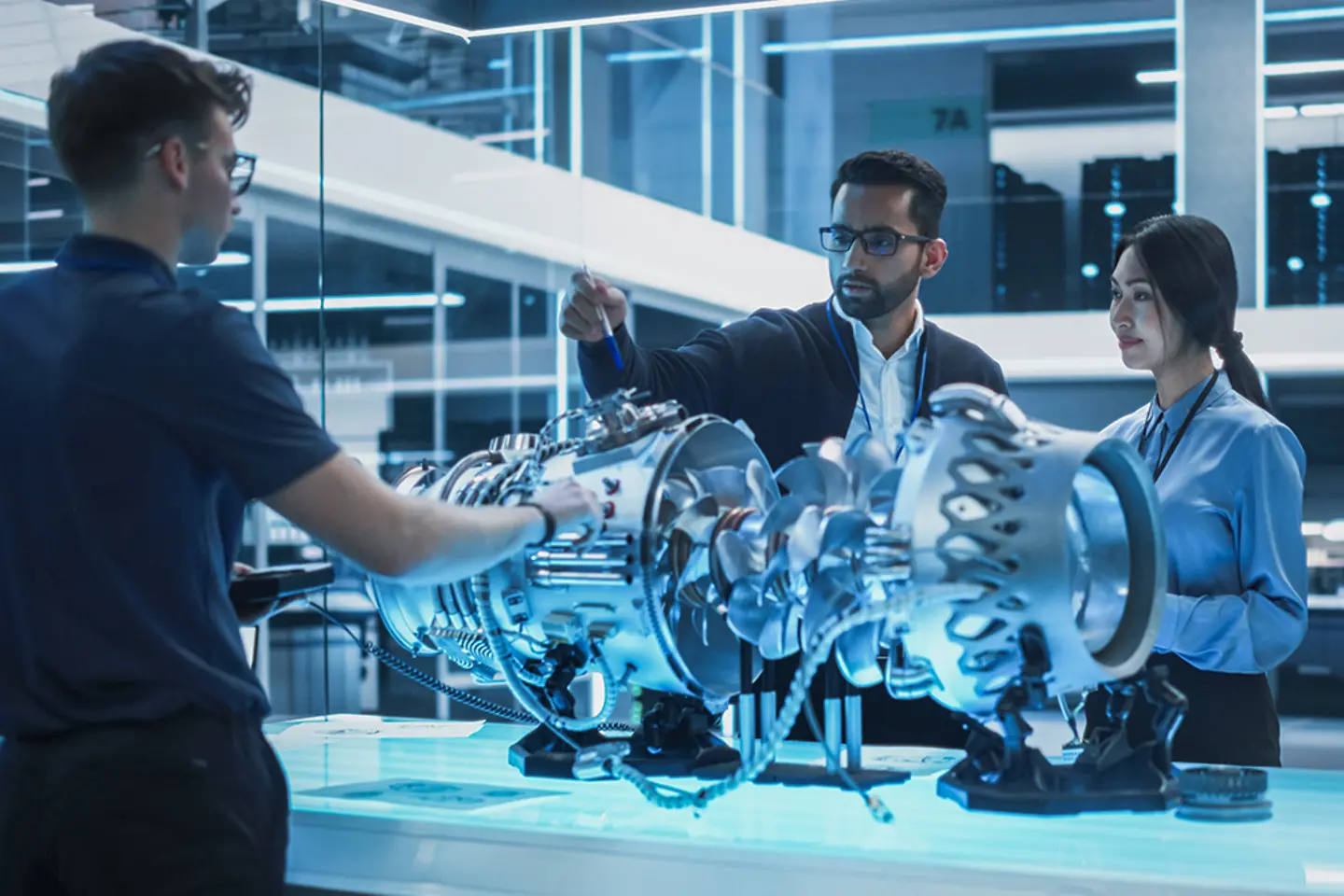 Ein Ingenieursteam arbeitet an einer Turbine