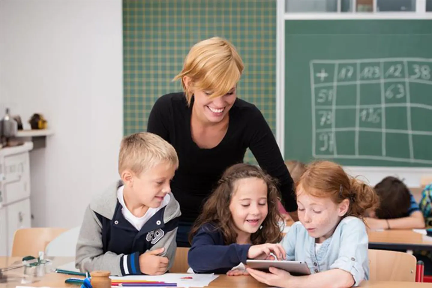 Kinder mit Tablets im Klassenzimmer