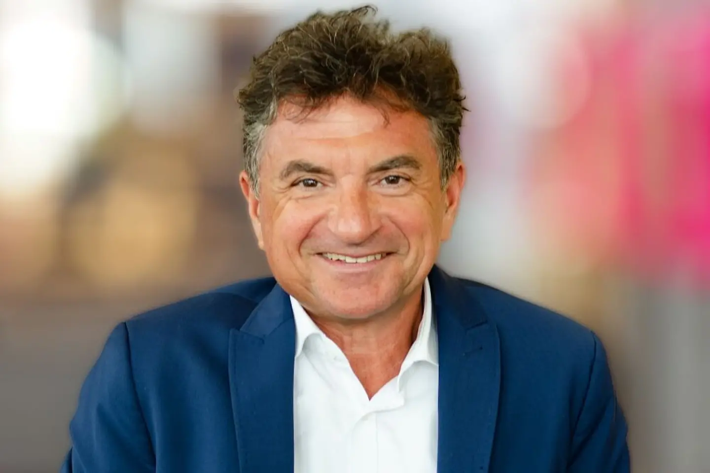 Retrato do Dr. Ferri Abolhassan, membro da diretoria da Deutsche Telekom e CEO da T-Systems