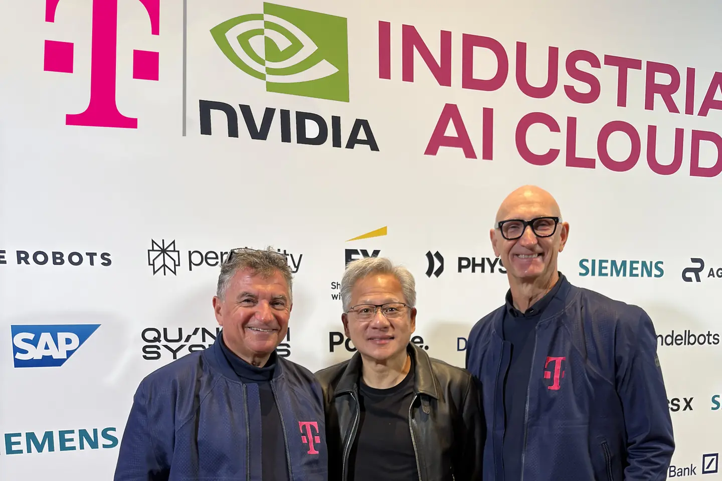 Ferri Abolhassan (CEO da T-Systems), Jensen Huang (CEO da NVIDIA) e Tim Höttges (CEO da Deutsche Telekom)