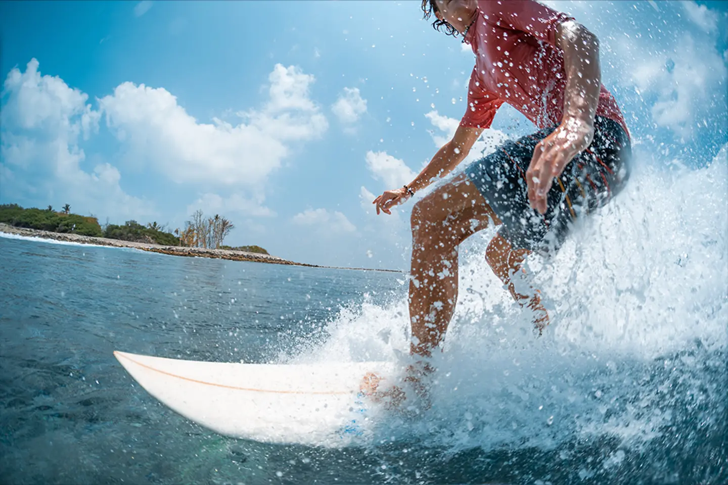 Man op surfplank
