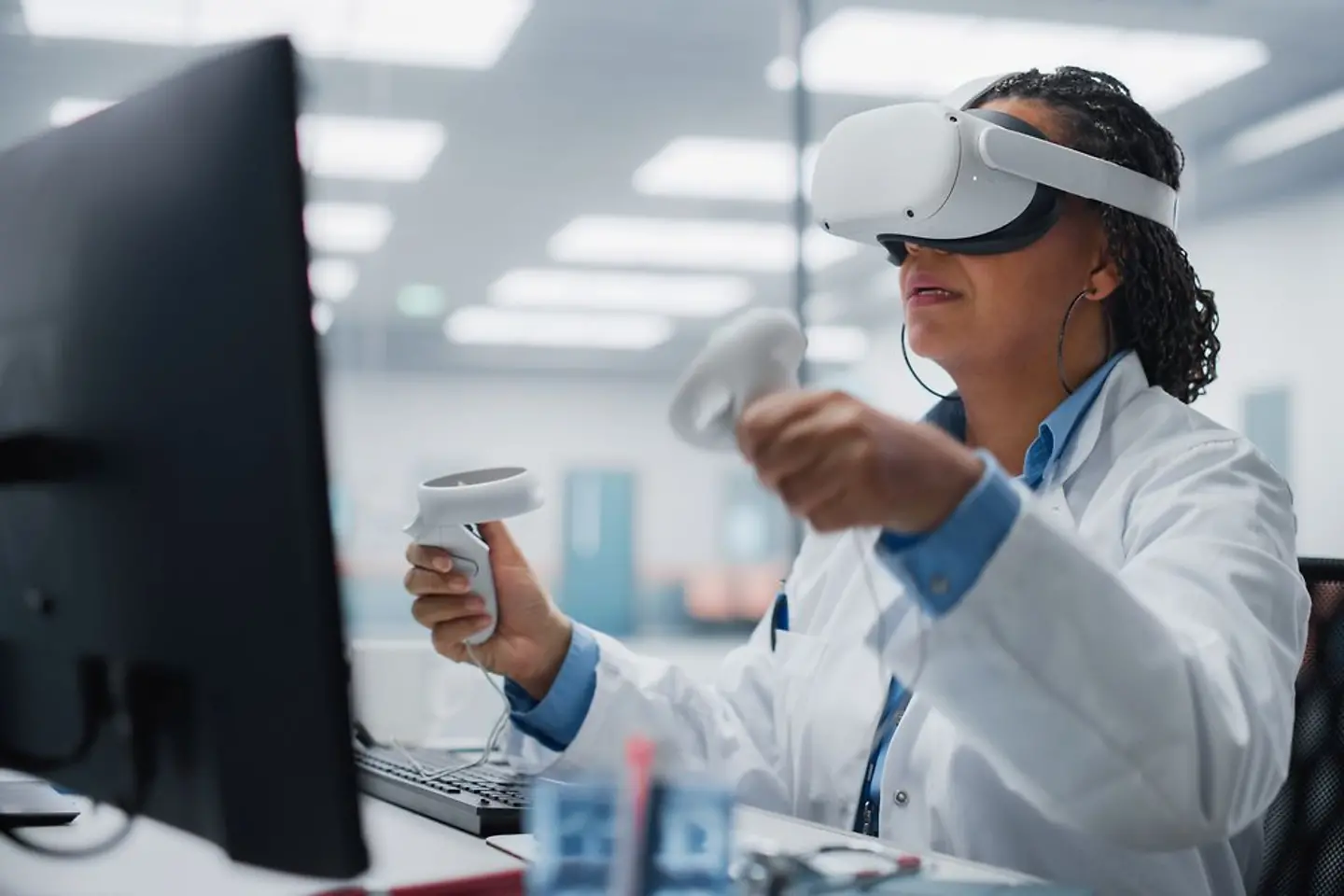 Krankenpflegeschülerin mit VR-Brille