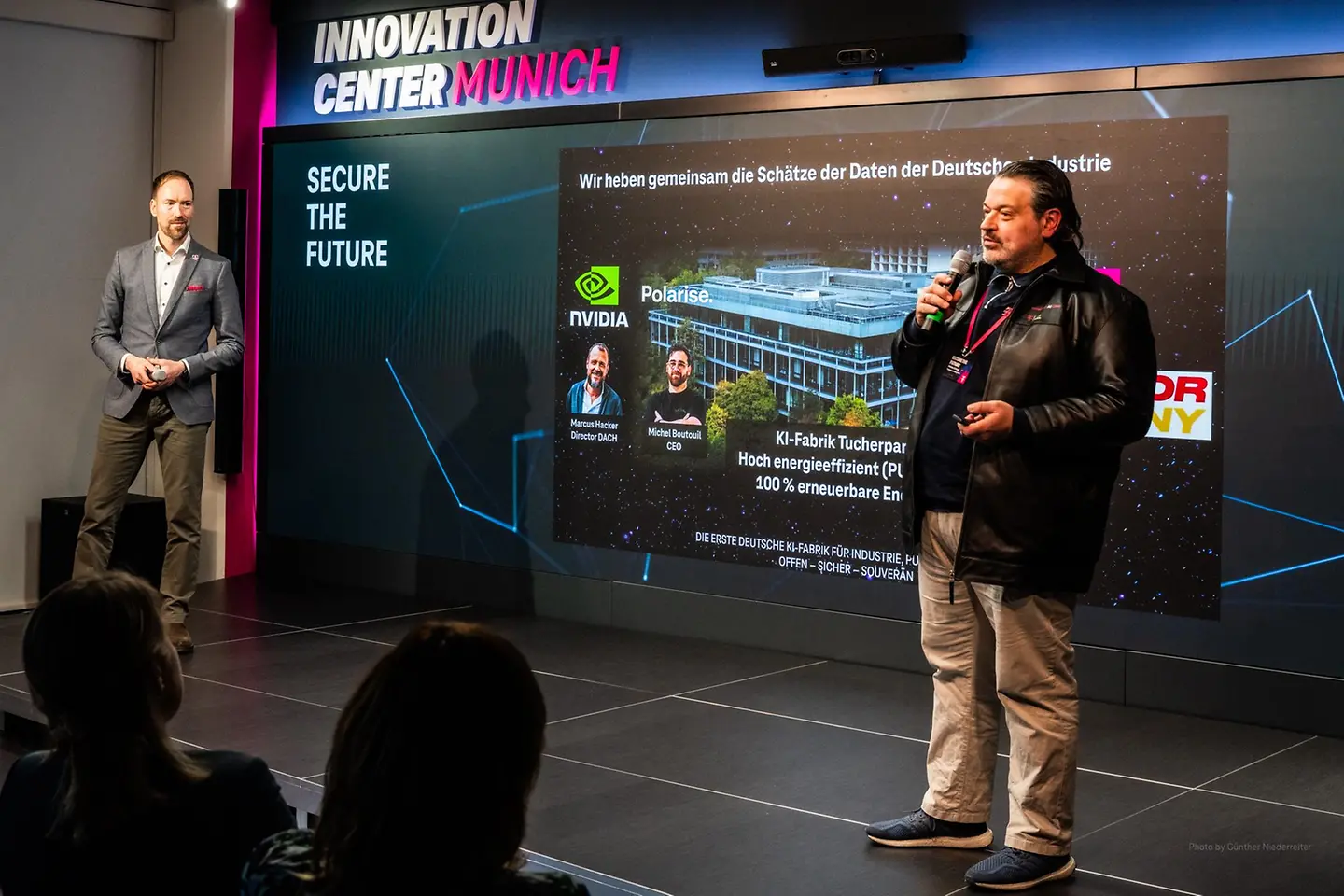 Andreas Schlegel, diretor de estratégia e transformação, Björn Weidenmüller, vice-presidente sênior de AI Factory Go-To-Market