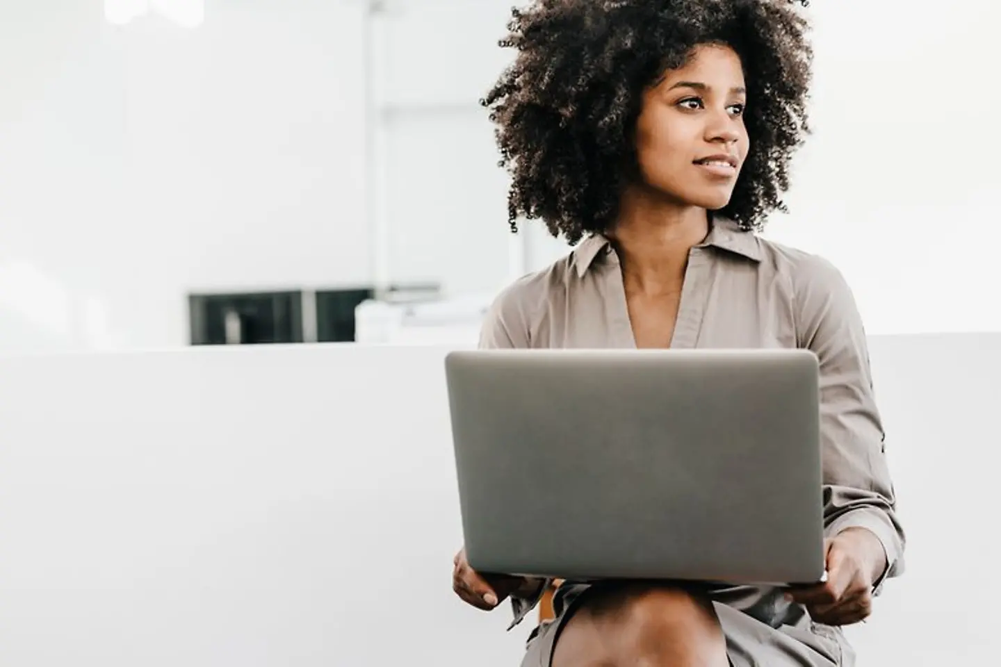 Geschäftsfrau mit Laptop im Büro