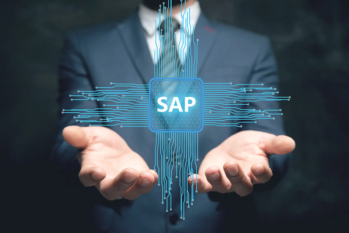 KI-generiertes Bild - Mann hält virtuelles SAP-System in den Händen