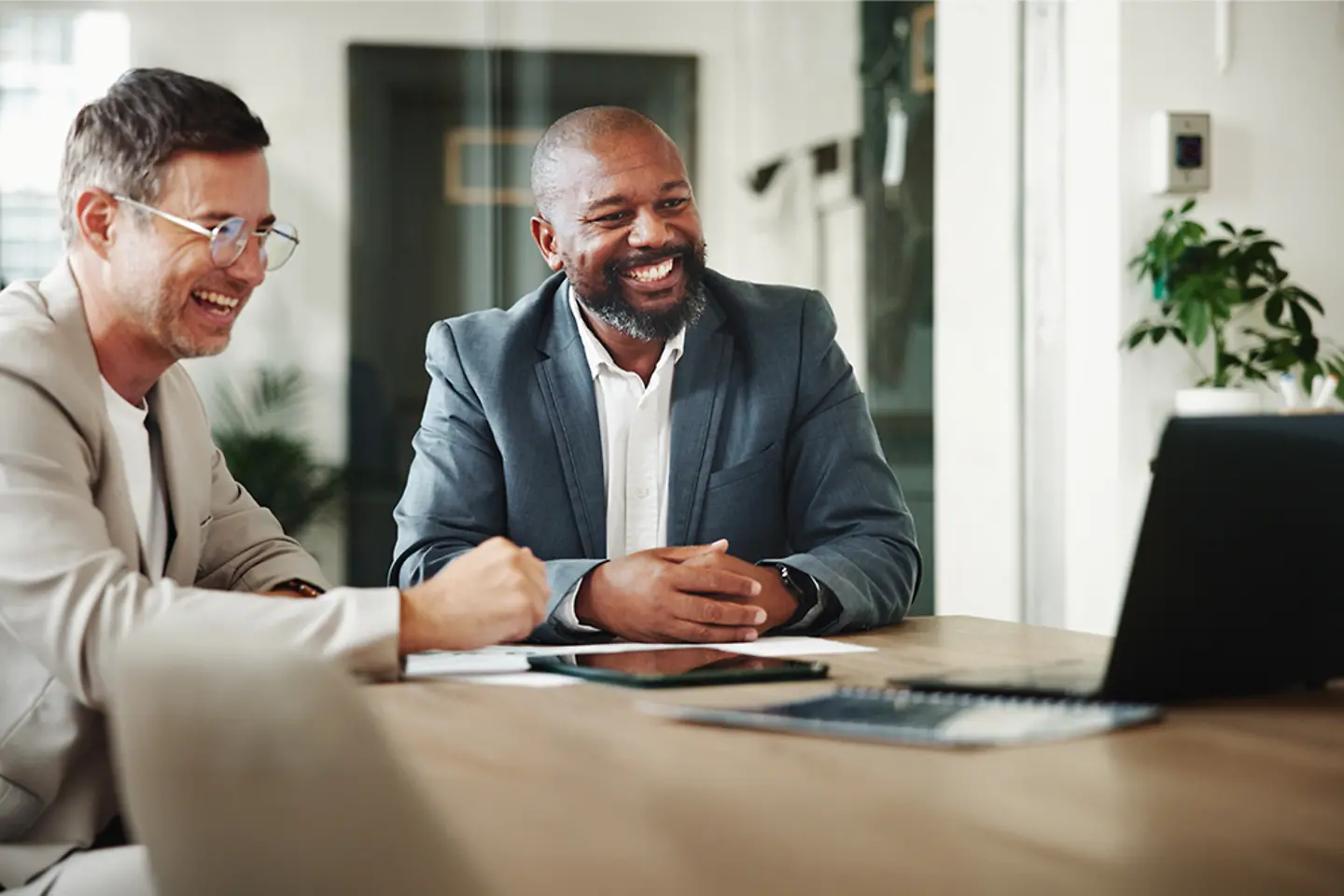 Un expert du cloud et un client parlent des services hyperscaler