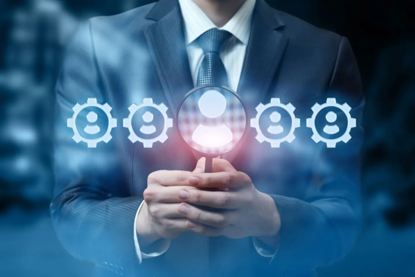Un homme d’affaires tient une loupe contenant des icônes.