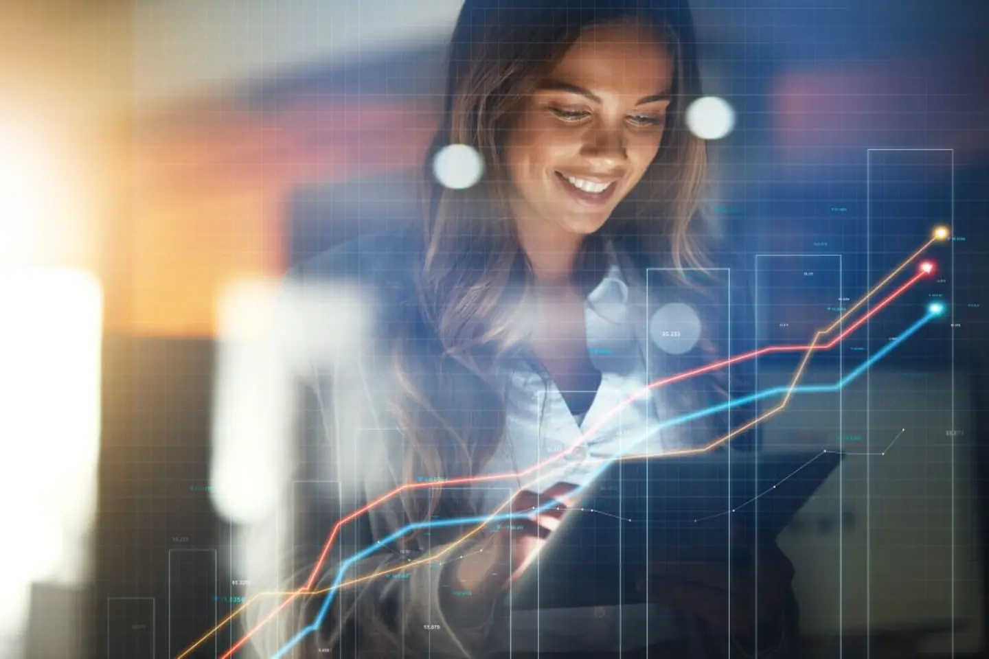  Mitarbeiter, die eine Grafik auf einem Monitor analysieren