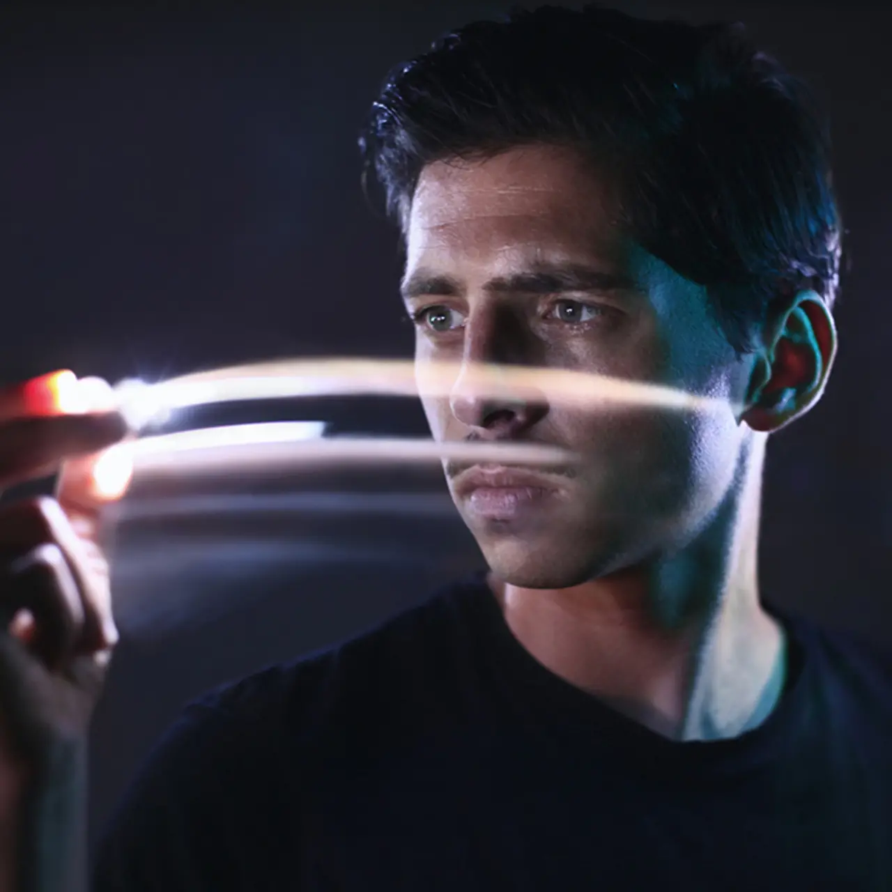 Gesicht hinter Lichteffekten