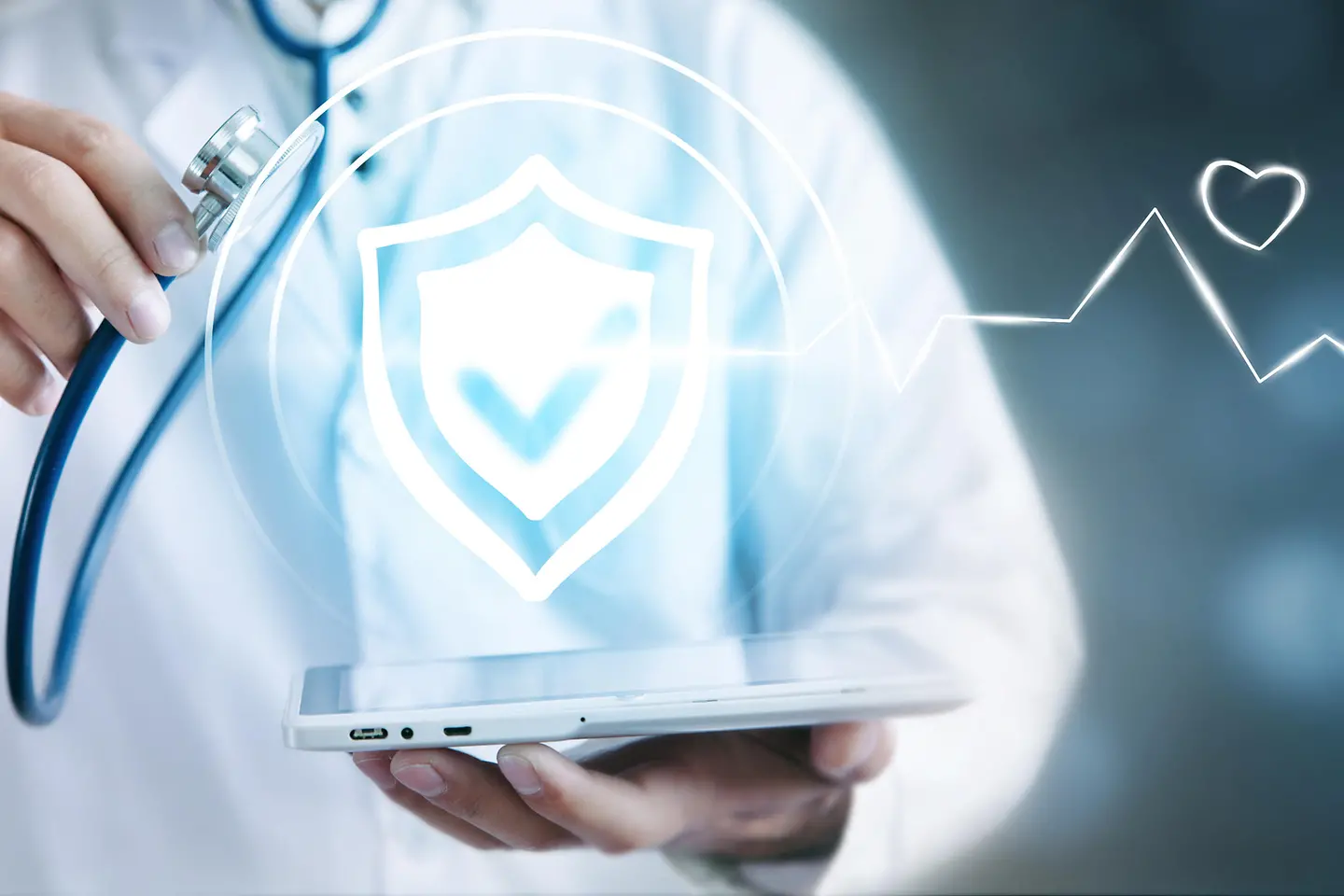 Medizinisches Personal mit Stethoskop und einem Tablett und einem Security Shield