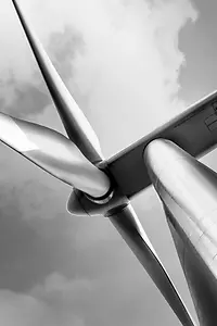 Foto en blanco y negro de un aerogenerador