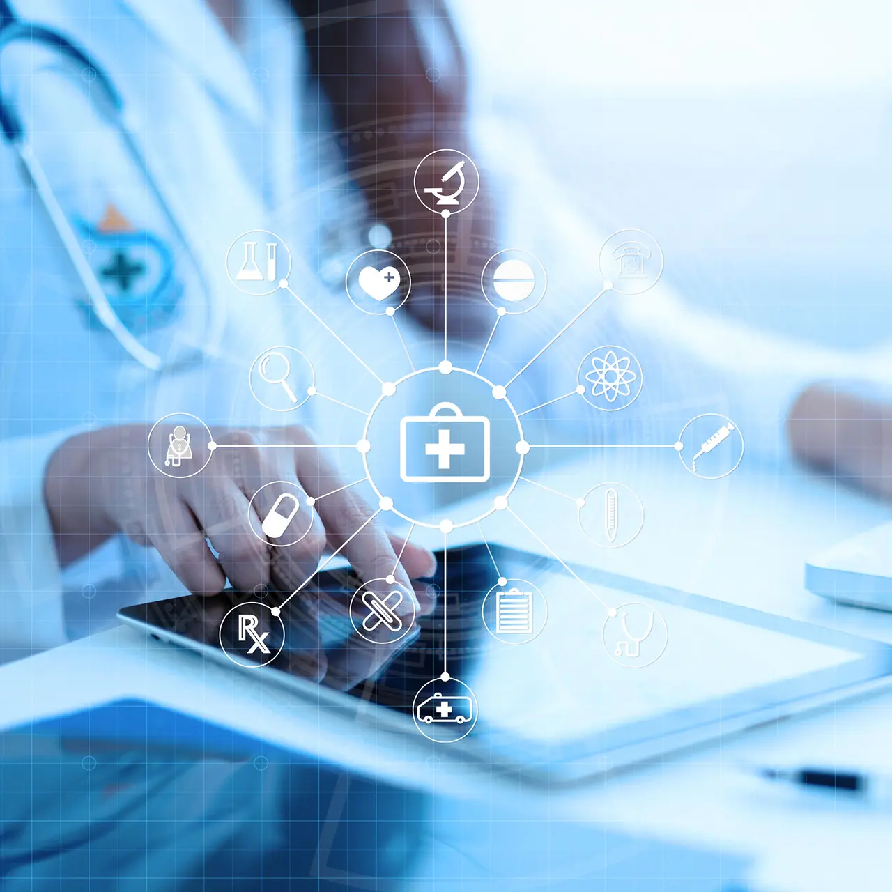 Ärztin sitzt mit Tablet am Schreibtisch