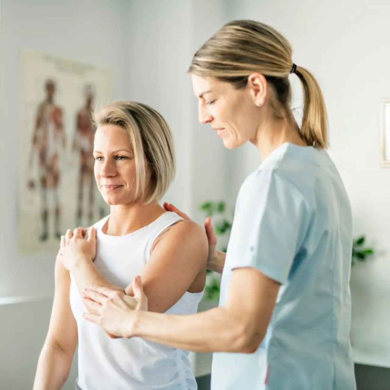 Krankenschwester hilft Patientin mit Physiotherapie und digitalen Hilfsmitteln