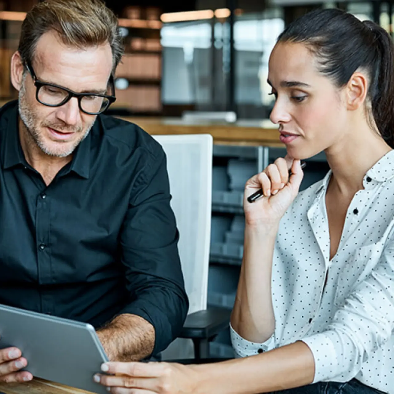 Colegas de trabalho olhando para um tablet PC