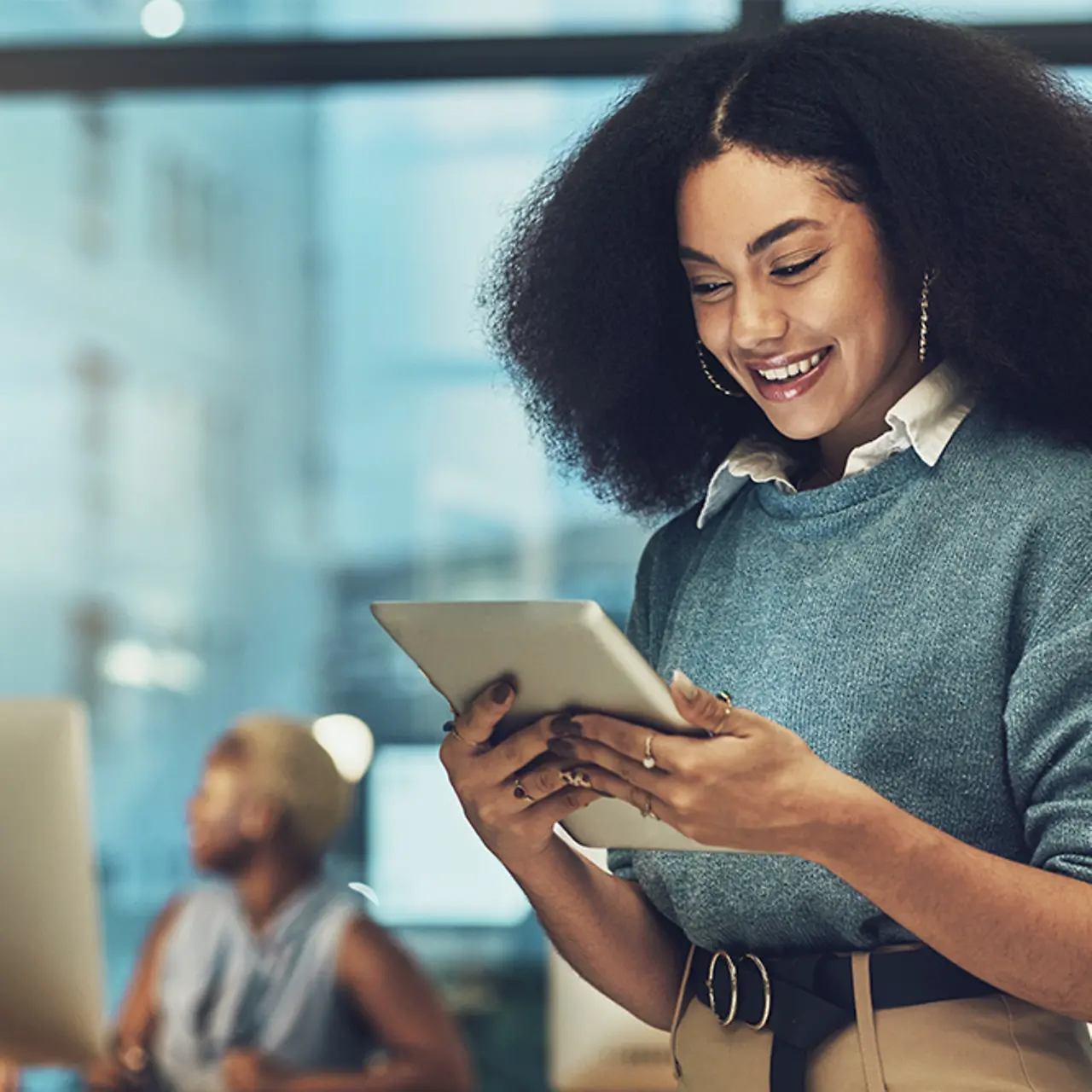 Mujer de negocios mirando un tablet en la oficina