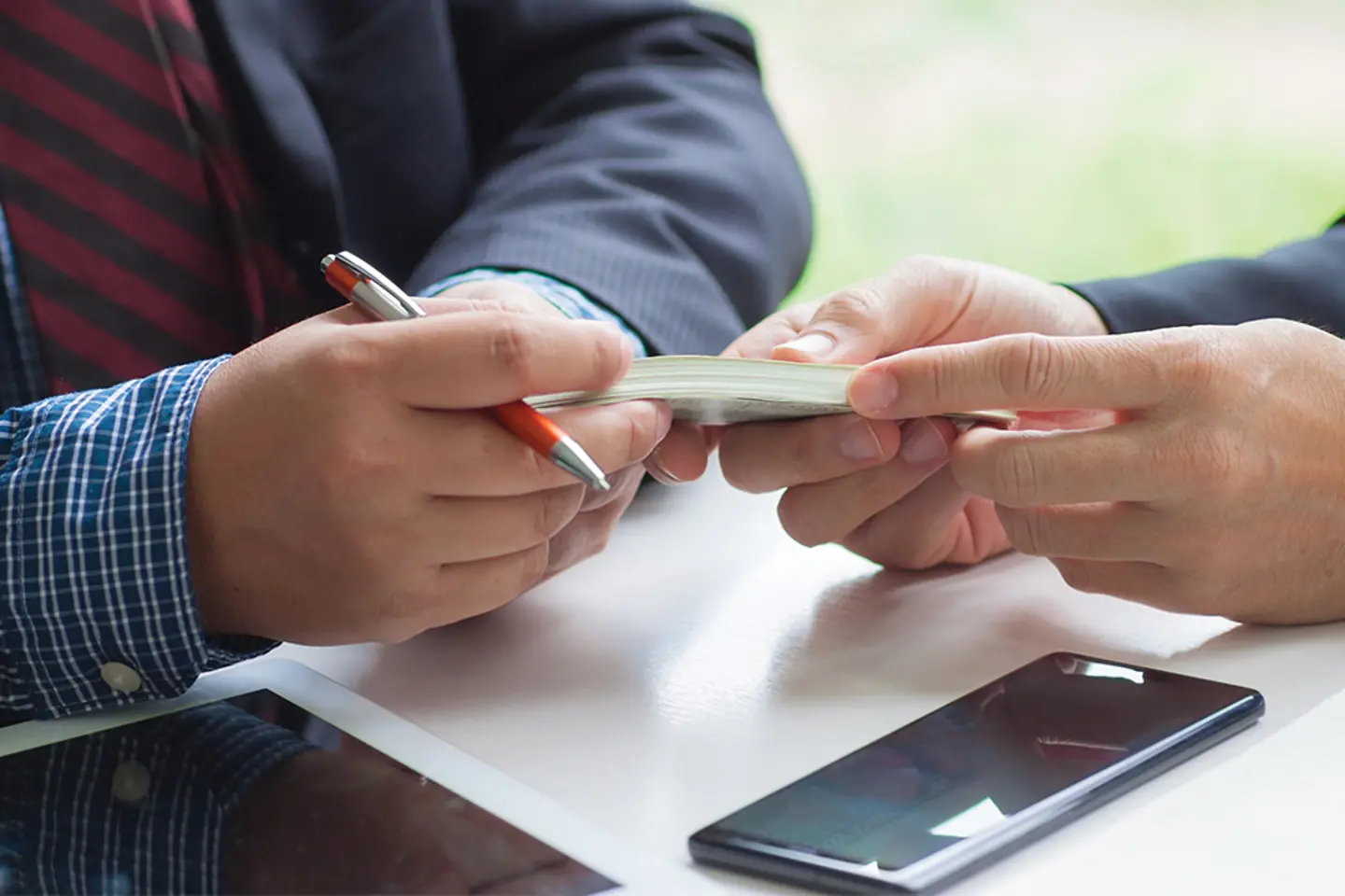 Un homme d’affaires remet de l’argent à un homme d’affaires