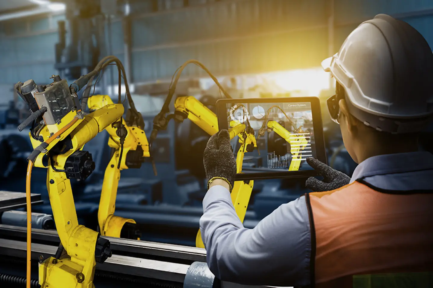 Bras robotisés industriels intelligents qui montrent le processus de fabrication automatisé.